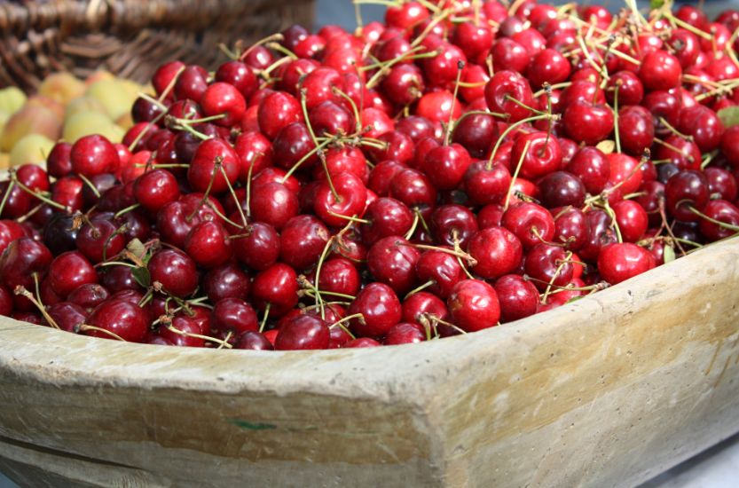 Unter der Haut der Kirschen steckt viel Gesundes. Folgende Nährstoffe zeichnen Kirschen besonders aus: B-Vitamine C-Vitamine Folsäure Eisen Kalium Calcium MagnesiumAußerdem liefern Kirschen sekundäre Pflanzenstoffe, die das Immunsystem stärken. Wer mag, kann zu den Kirschen übrigens problemlos Wasser trinken. Das alte Gerücht, Kirschen und Wasser würden Bauchschmerzen verursachen, ist mittlerweile längst widerlegt.