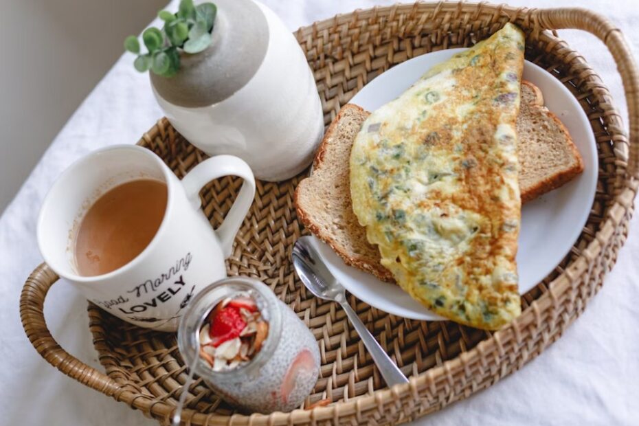 Brot mit Eieromelette auf weißem Keramikteller