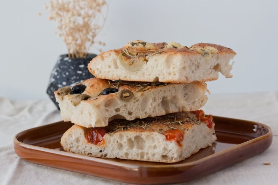 Geschnittene Focaccia gestapelt auf einem braunen Teller