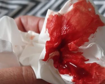 Ein Taschentuch mit Blut
