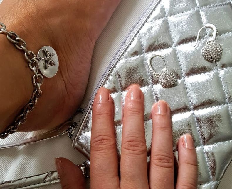 Ein Fußkettchen aus Silber und eine kleine Handtasche